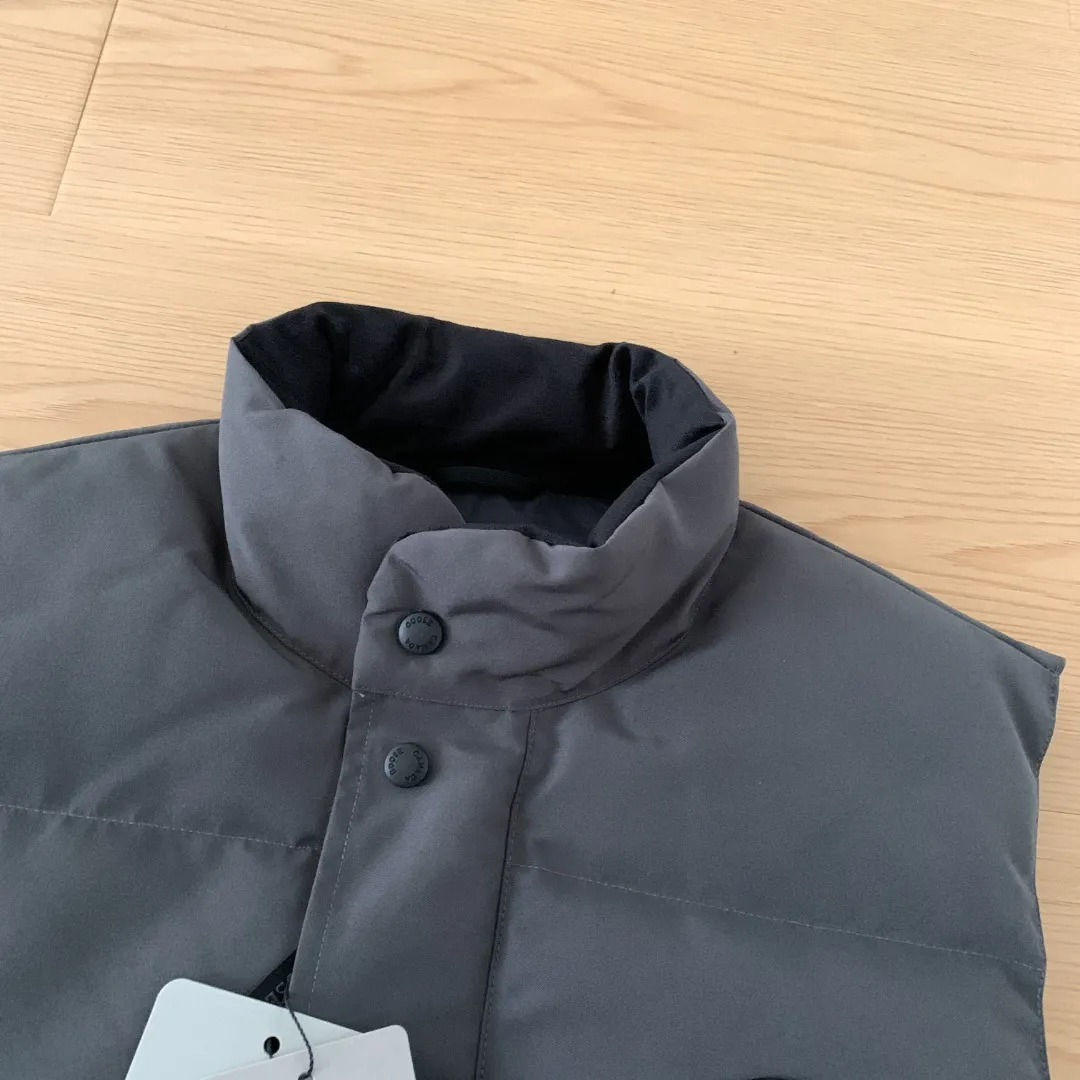 Style number: Y 138 𝑪𝒂𝒏𝒂𝒅𝒂 𝑮𝒐𝒐𝒔𝒆Canada Goose counter level! Canadagoose/Canada Goose New Arrival "2078APPSeries" down vest for men and women Material list: 1⃣ Original custom-made double plain 9500-100% nylon nylon fabric 2⃣ Original YKK zipper, non-sub-factory product 3⃣ National standard 80% white duck down from Guangzhou Inspection, (zp uses 80% white duck down/any boasts of 90% are fake) Material analysis characteristics: 1⃣ Original factory/9500-100% nylon 100% nylon Lurex yarn is actually 100% nylon, which is rarely pure now. Most of them are mixed with cotton thread or polyester. Our top original version is developed in accordance with ZP and uses the same material. 2⃣ As we all know, the original version uses 80% white duck down. The fill power refers to the cubic inches of volume occupied by each ounce (30 grams) of down under certain conditions. If the space occupied by one ounce of down is cubic inches, the fill power of the down is called . So we can simply understand it as: fill power is the volume of down, and the volume of down is fill power. The higher the fill power of down, it means that under the same filling amount, down can fix a larger volume of air layer to keep warm and insulate, so the warmth retention of down is better. Size:XS-2XL Color: Navy Blue Beige Gray Black Label Gray Red Label Black Red Label Black Black Label Red Blue Pink